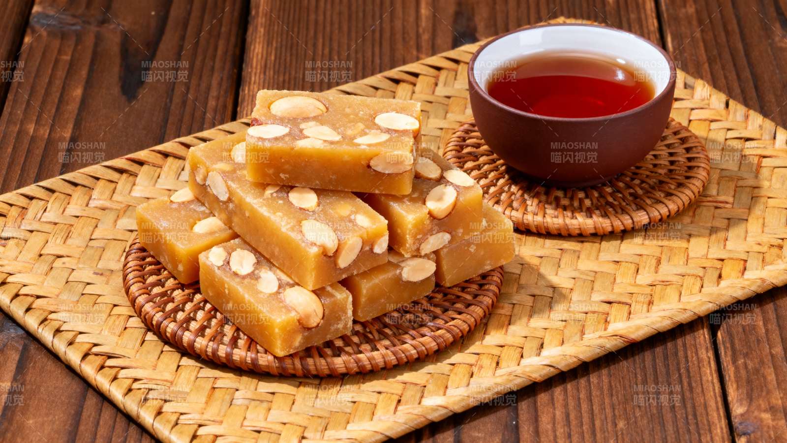 杏仁糕配红茶 温馨下午茶图片
