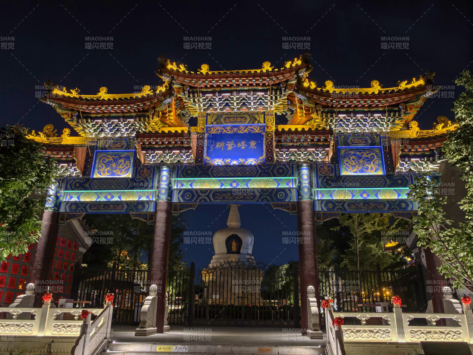 夜映古寺牌楼 金碧辉煌图片