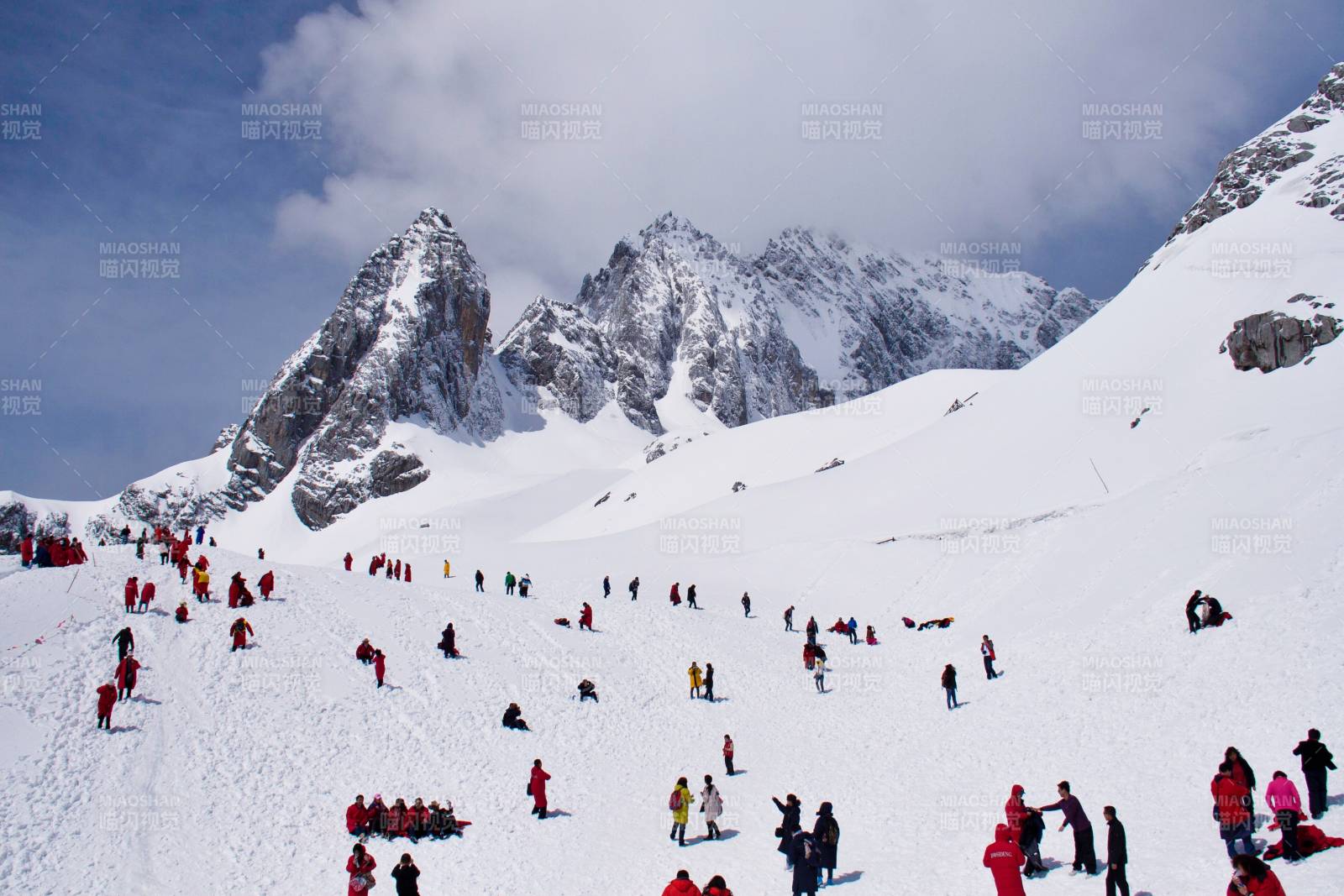 雪山游人如织 冬日胜景图片
