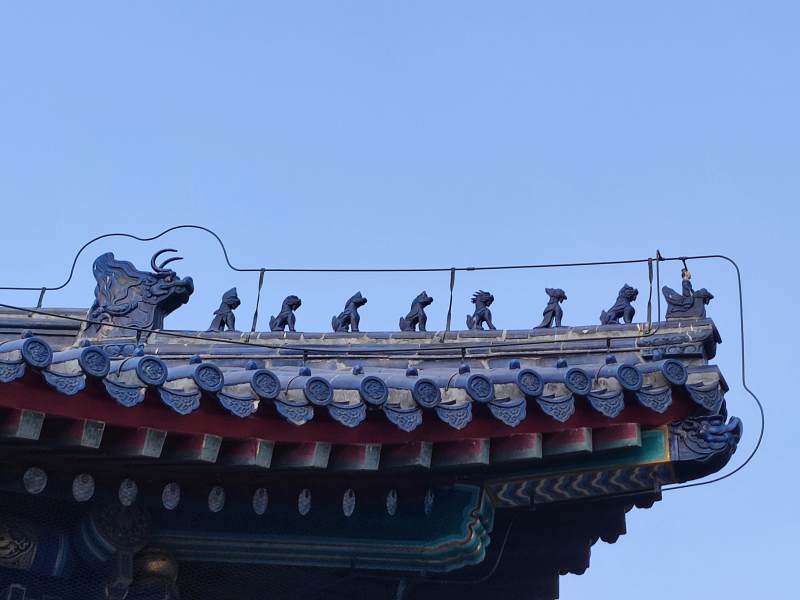 古建屋脊兽 蓝天映衬美图片