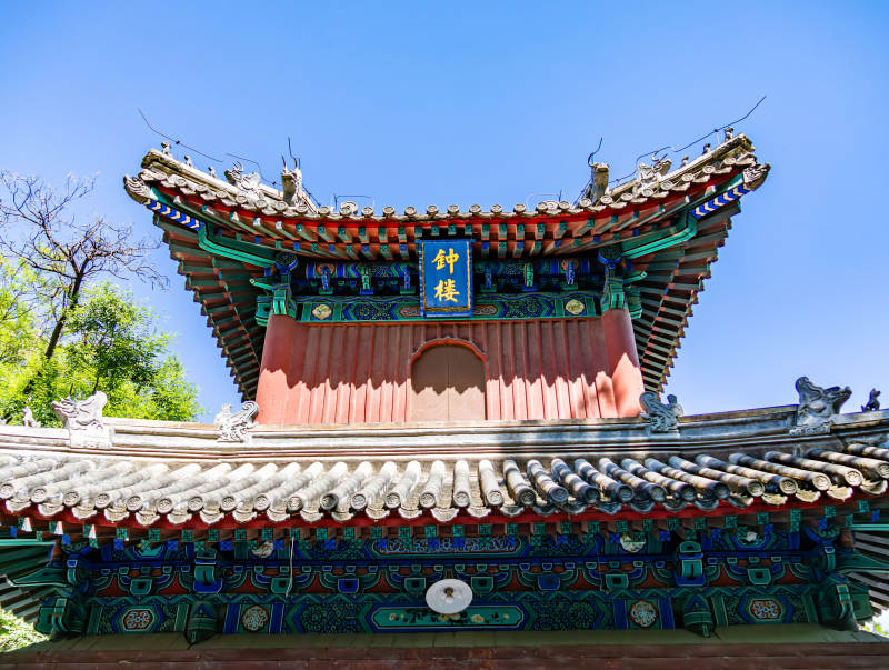 古寺钟楼映蓝天图片