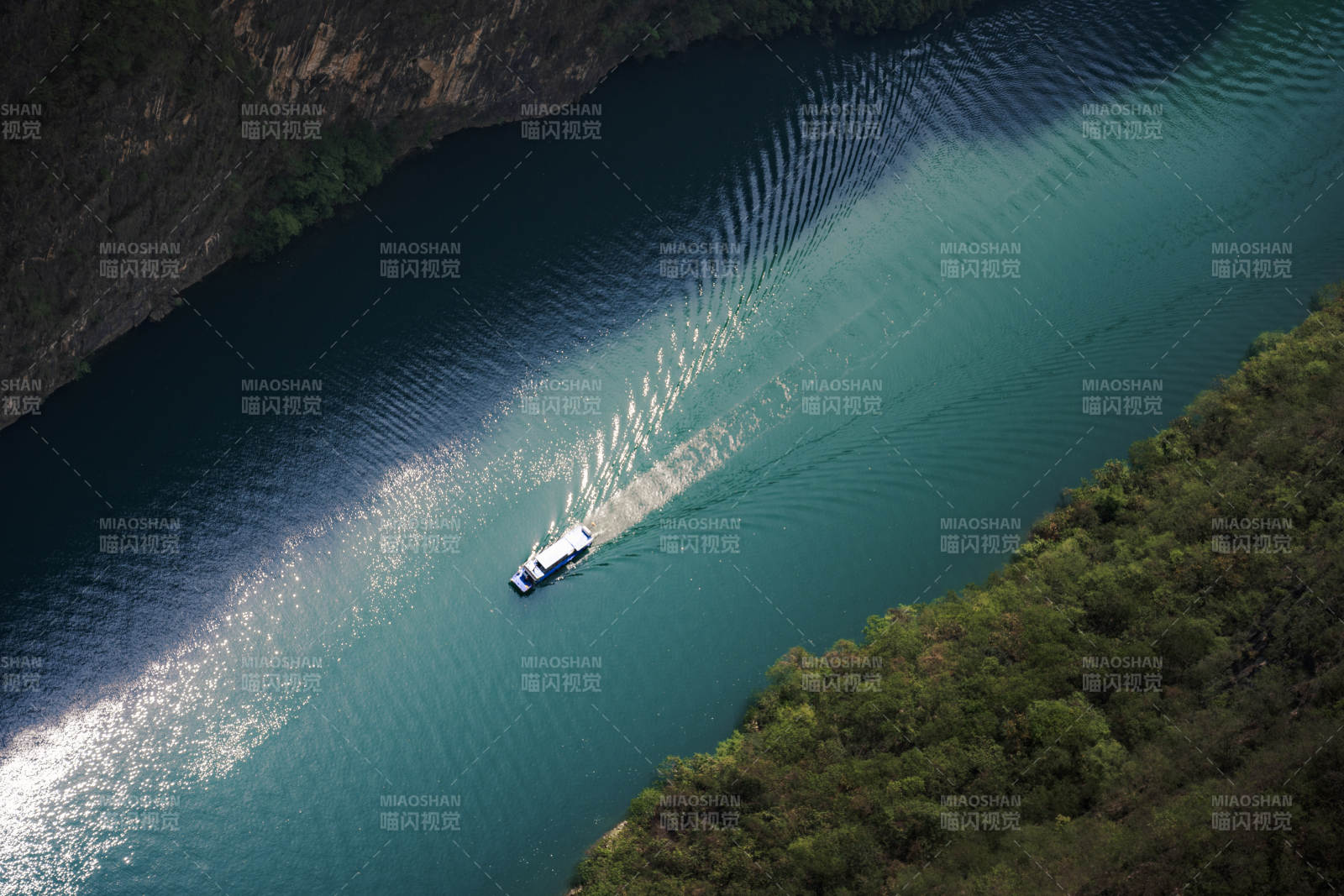 船行碧水 山环水绕景如画图片