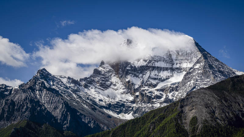 雪山云绕 巍峨壮丽图片
