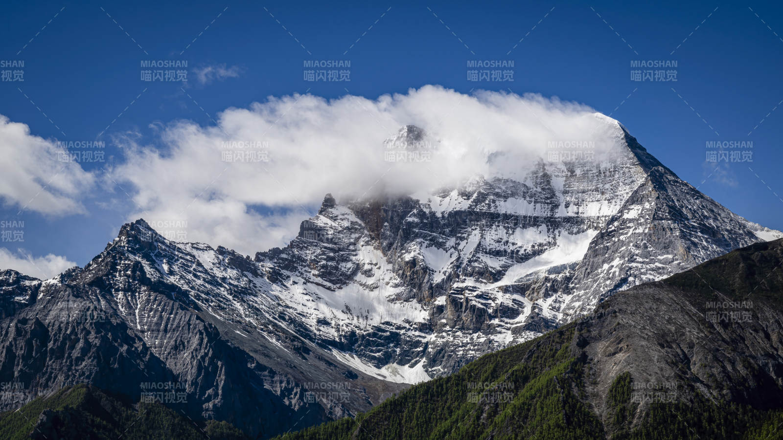 雪山云绕 巍峨壮丽图片