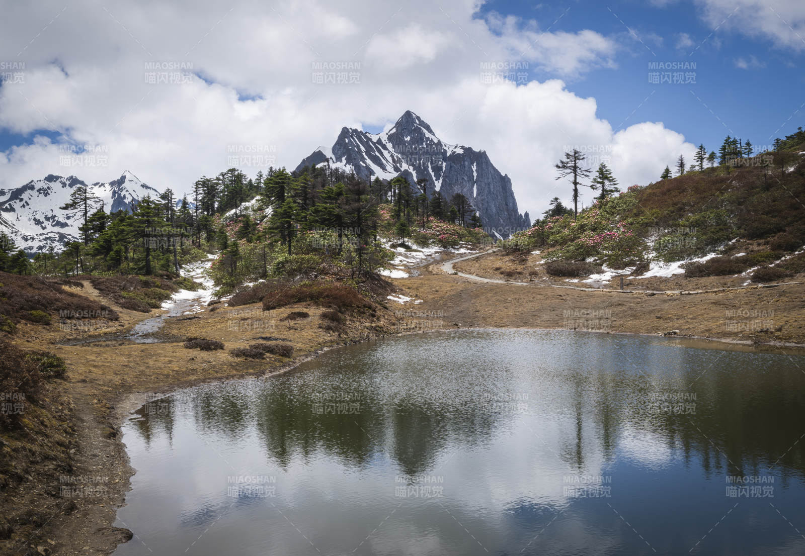 雪山映湖 云影徘徊图片