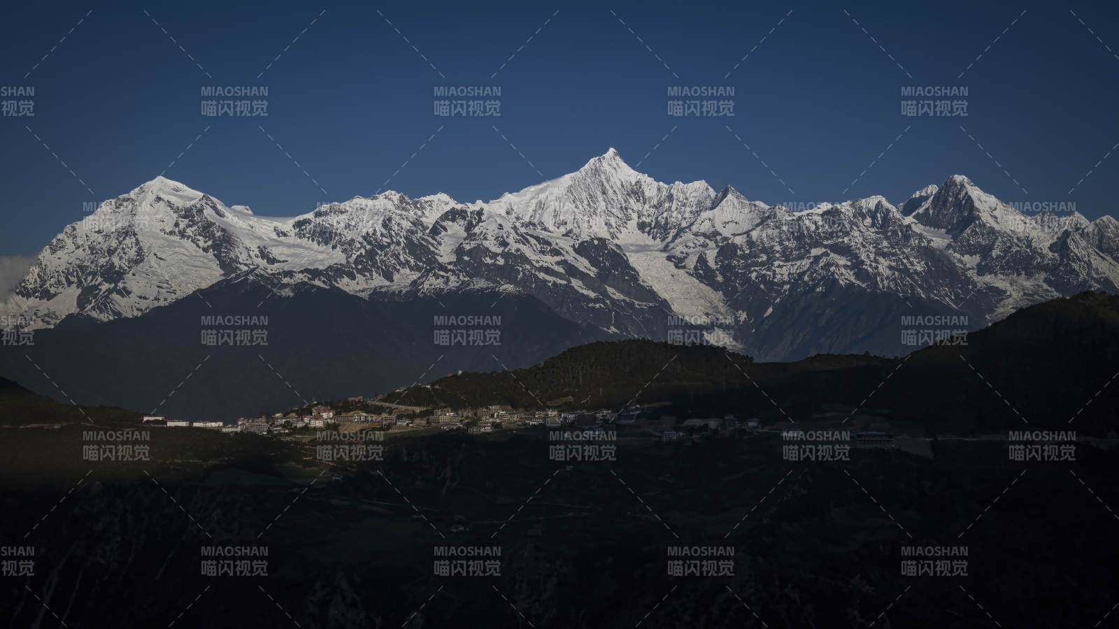 雪山巍峨 夜幕初降图片