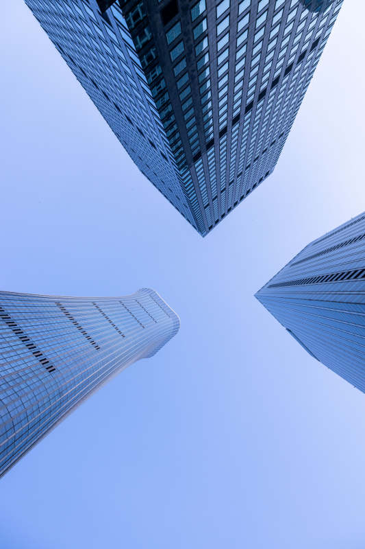仰望摩天楼群北京中国尊图片