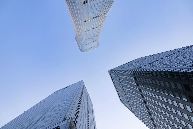 仰望摩天楼群北京中国尊图片