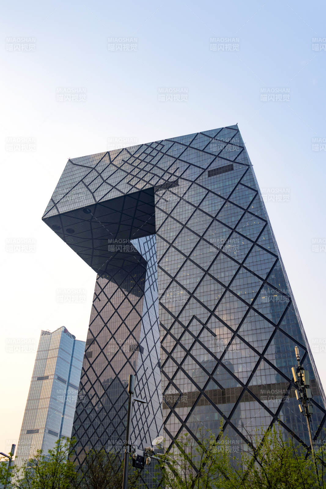 央视大楼 大裤衩 仰拍北京图片