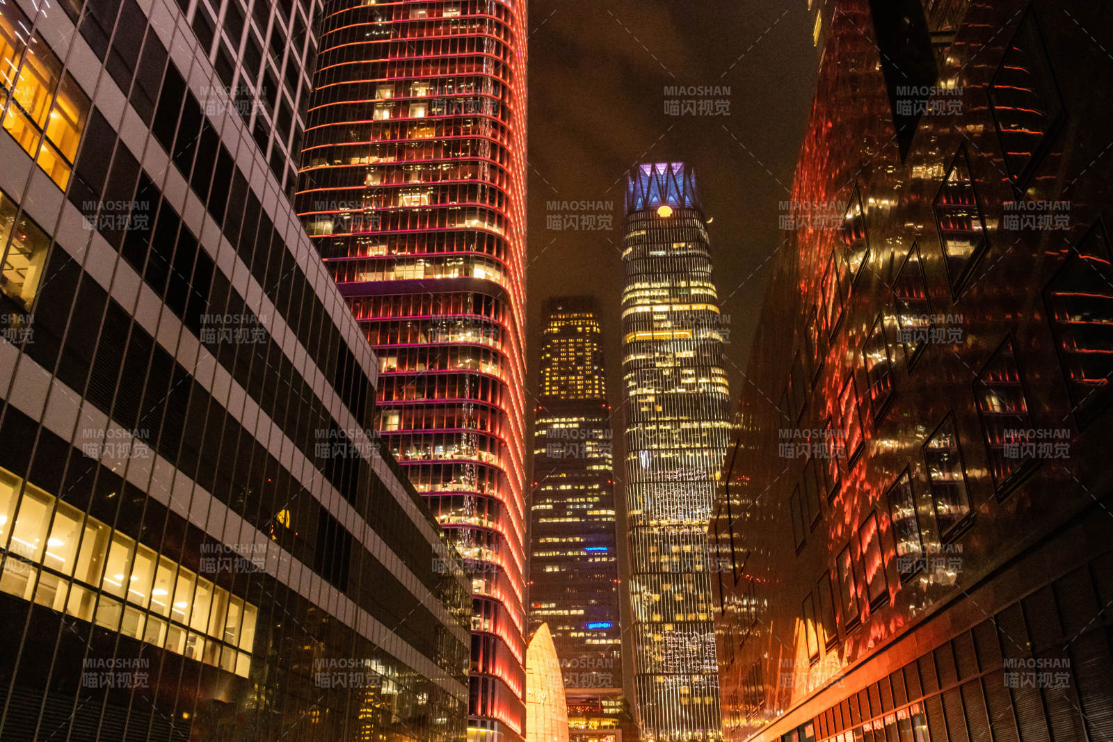 夜城灯火 摩天楼群璀璨图片