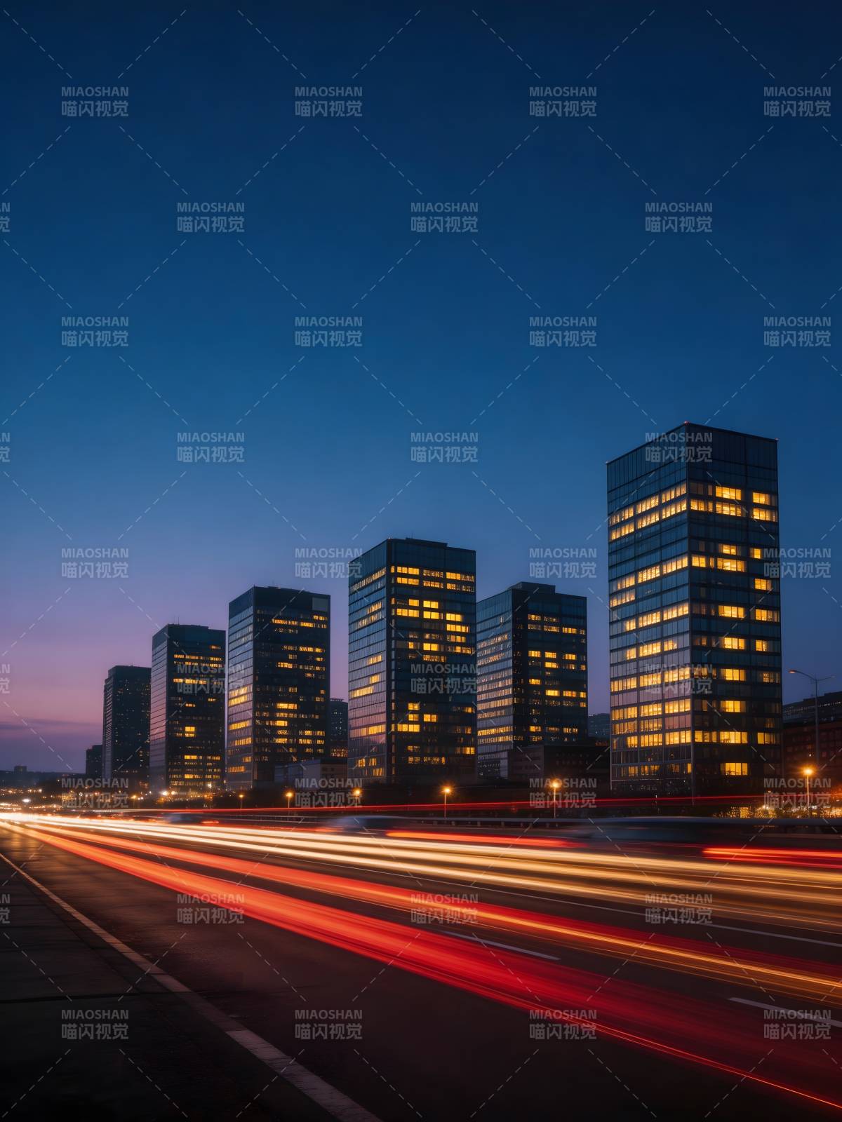 夜城流光 楼宇灯火辉煌图片