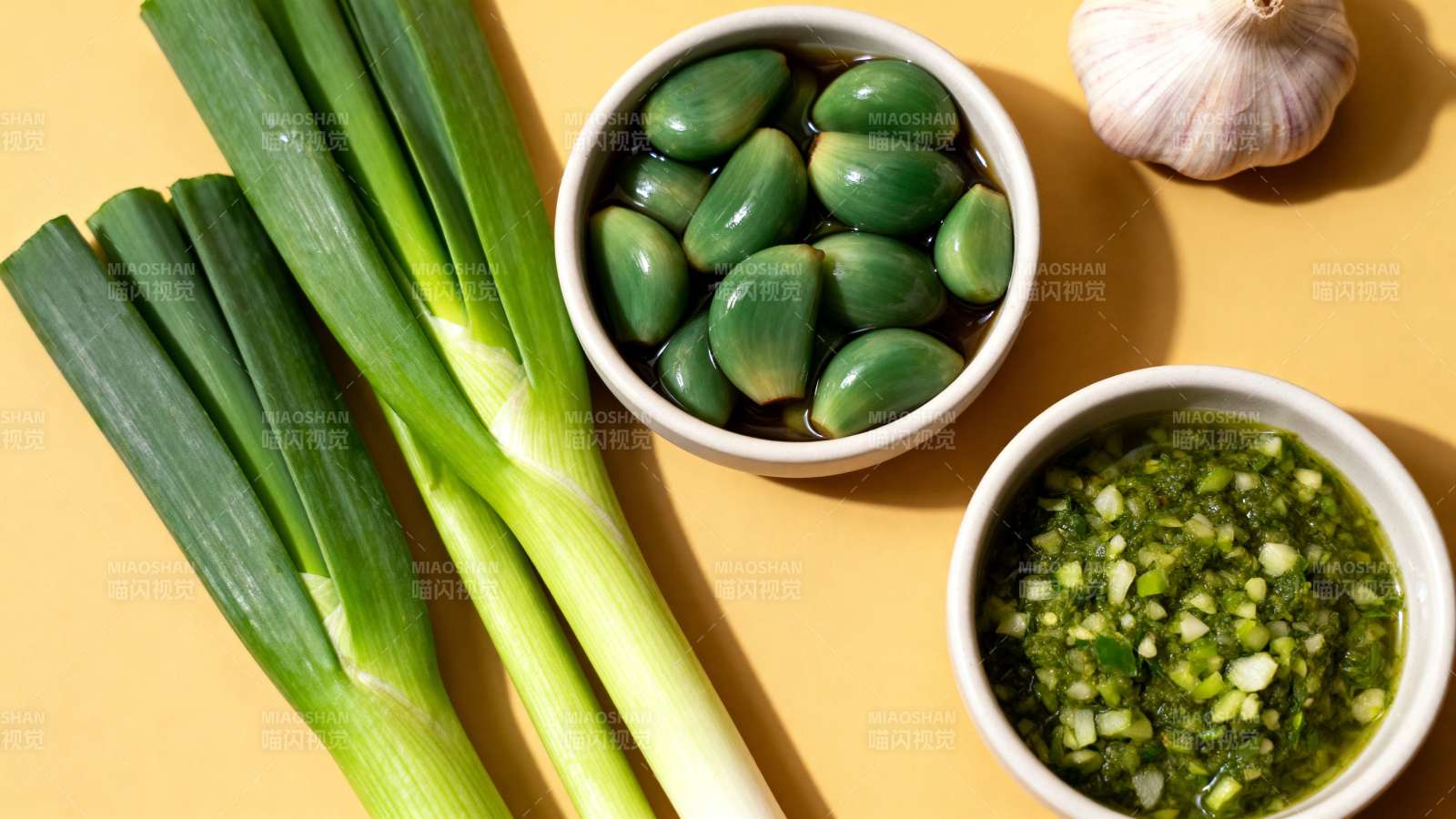青蒜配蒜蓉 清香提味佳图片
