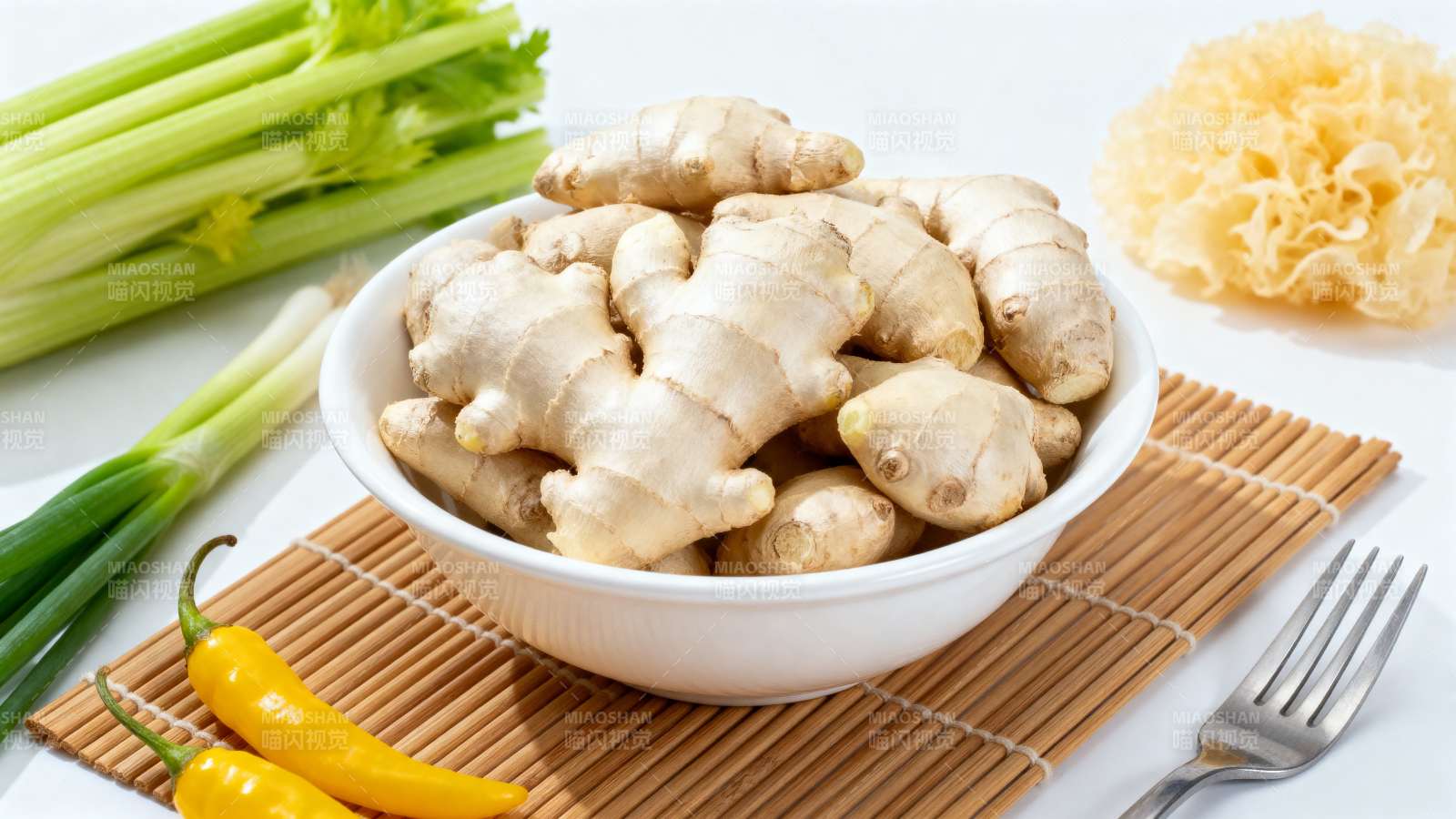 姜芹椒耳 养生食材搭配图片