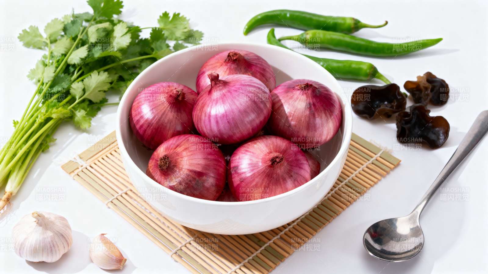 洋葱配香菜辣椒蒜木耳图片