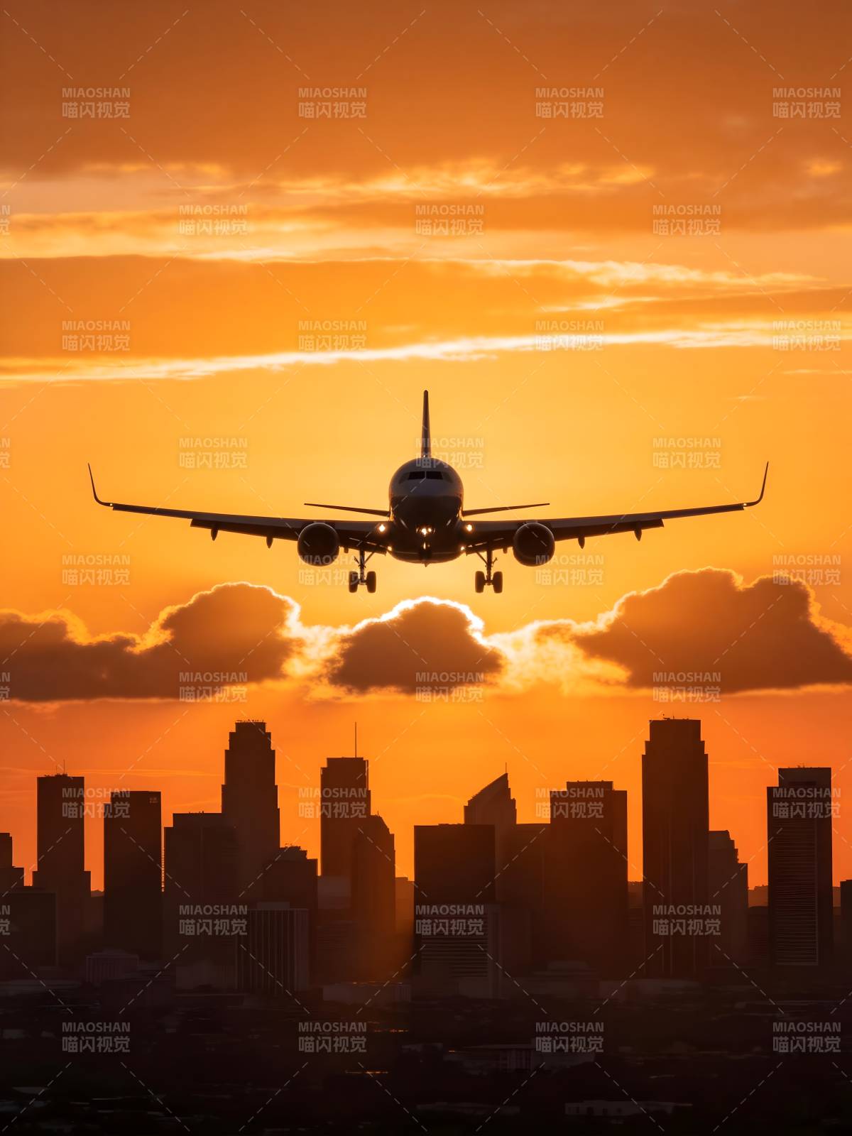 夕阳下飞机降落城市上空图片