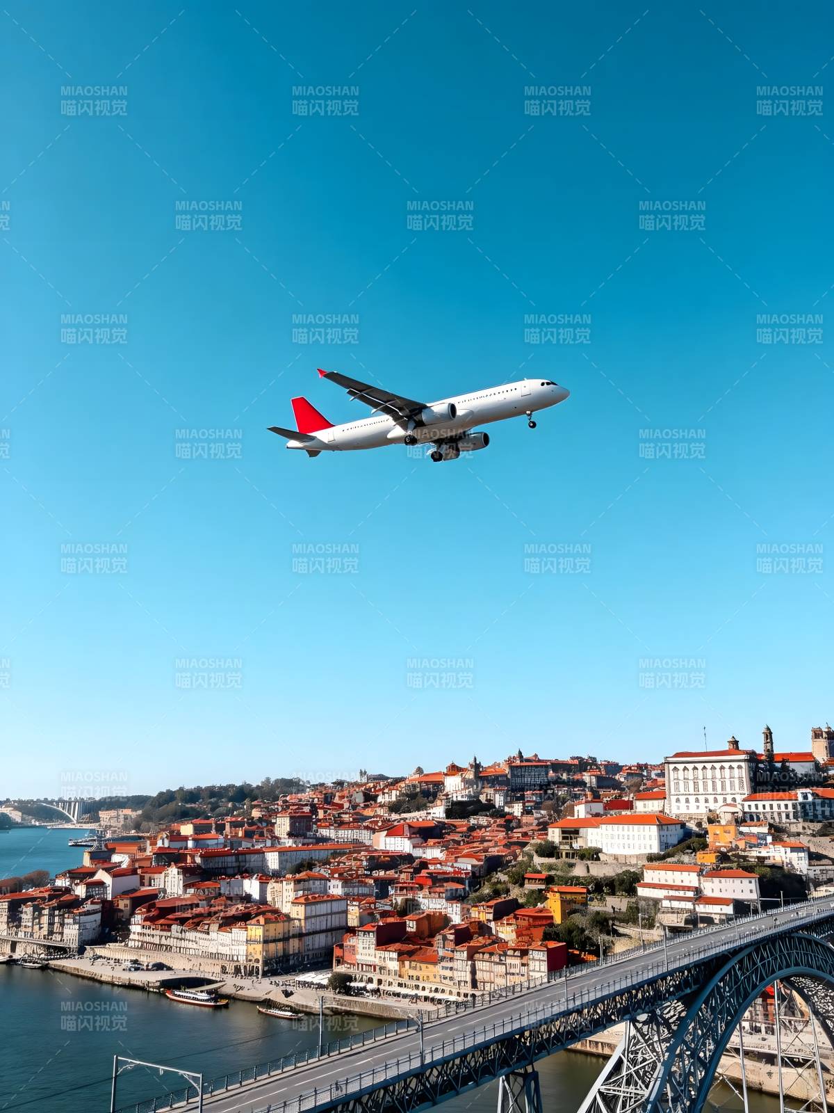 飞机掠过 Porto 老城上空图片