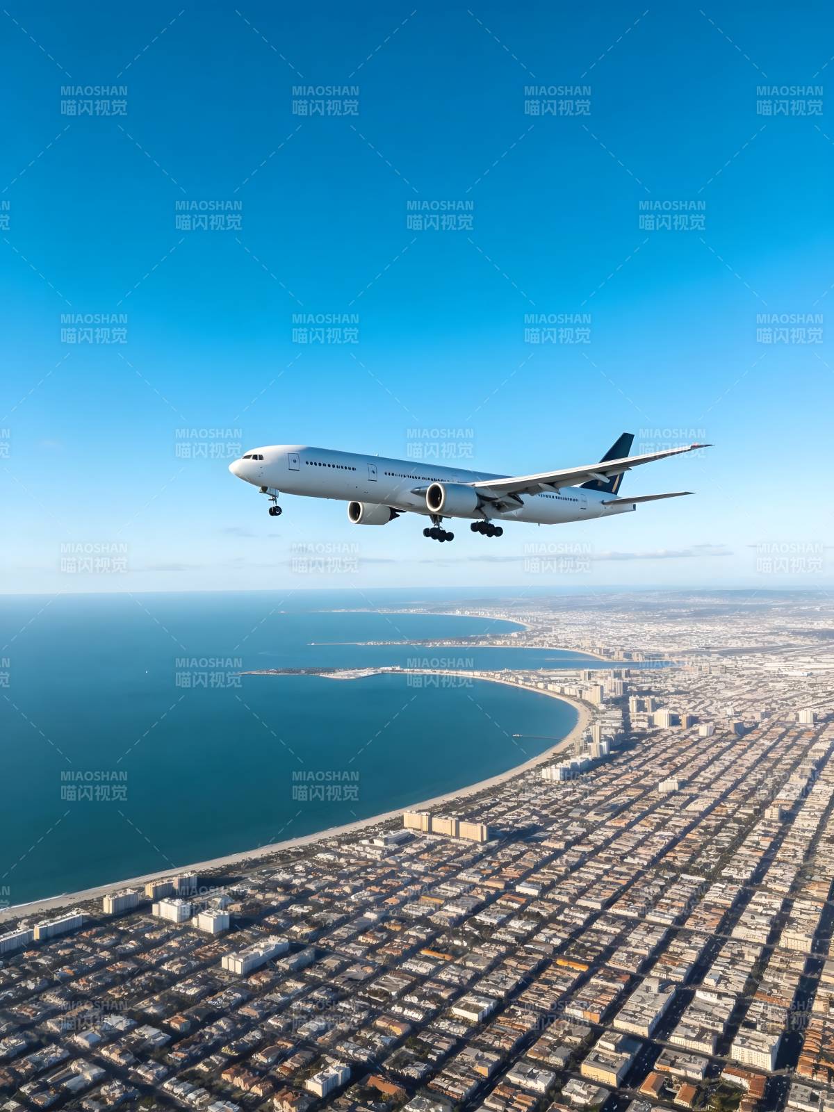 飞机掠过海岸城市上空图片