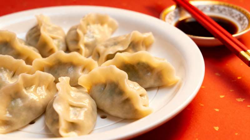 红桌饺子配筷碟图片