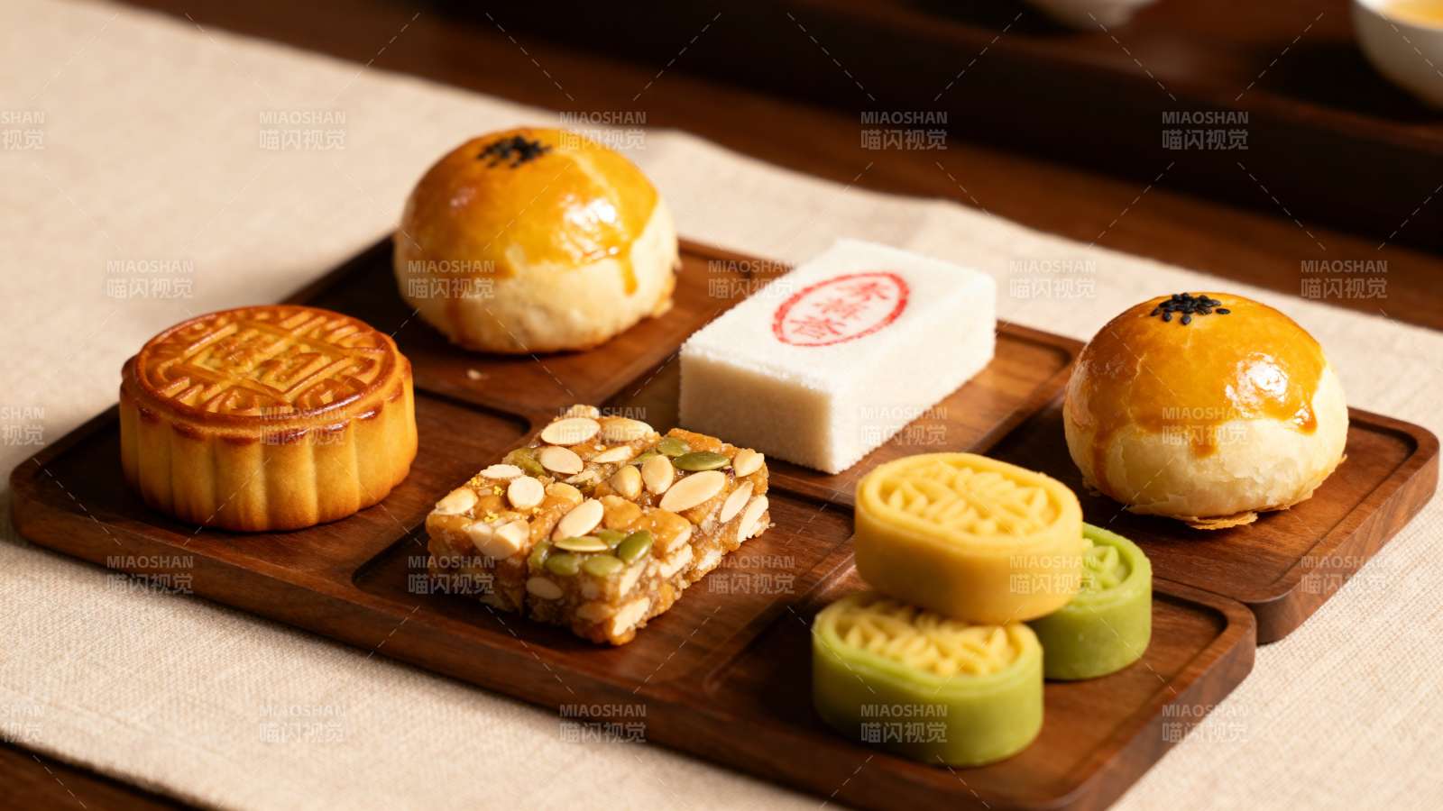 中秋月饼拼盘 六款精致糕点图片