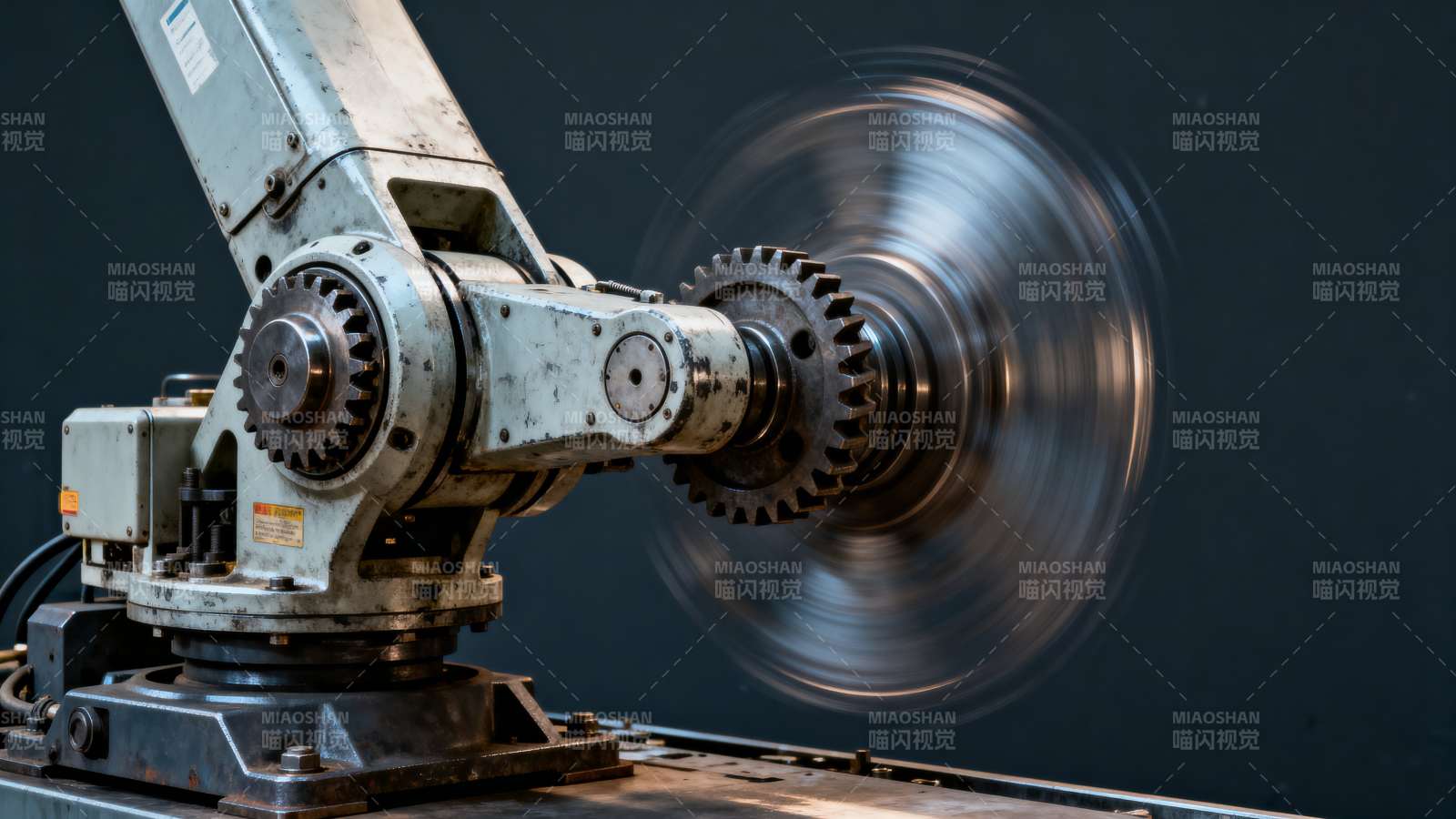 机械臂高速旋转作业中图片