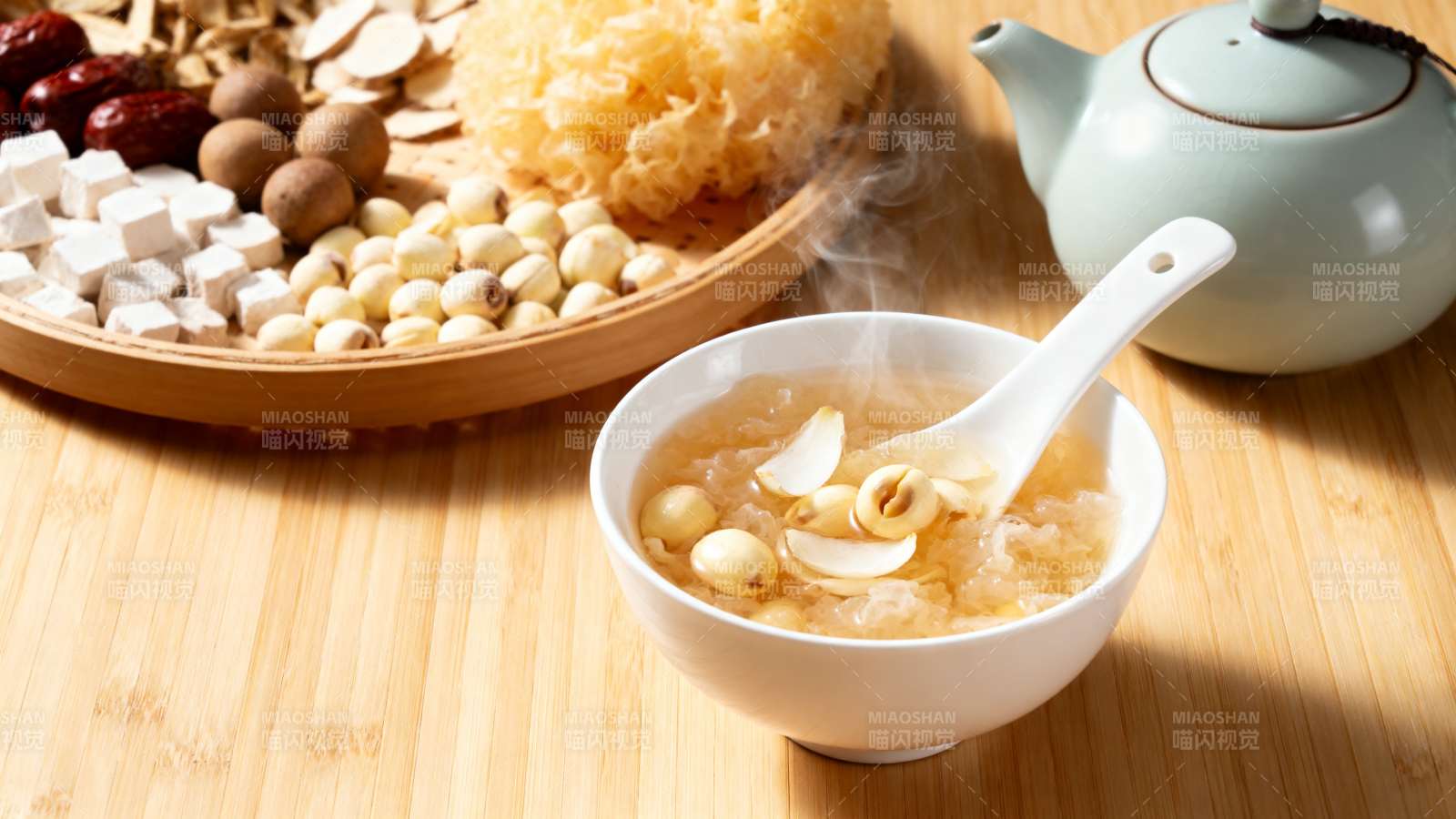 养生银耳莲子羹图片