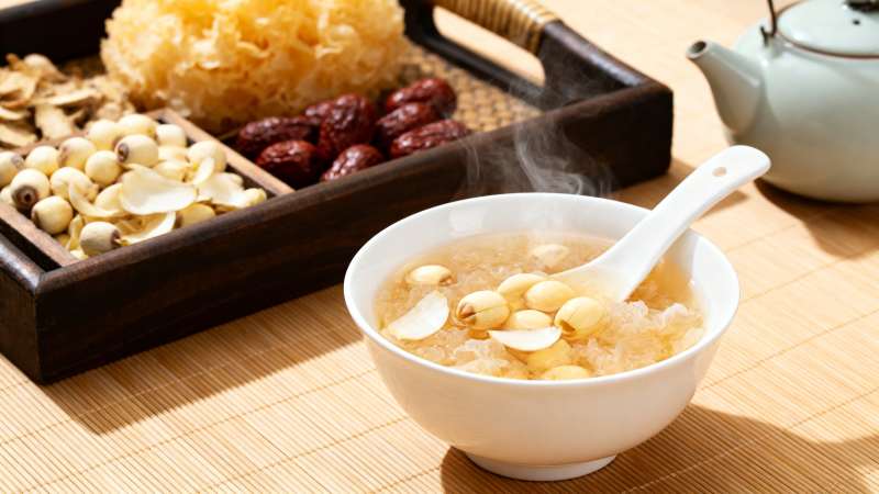 银耳莲子红枣养生汤图片
