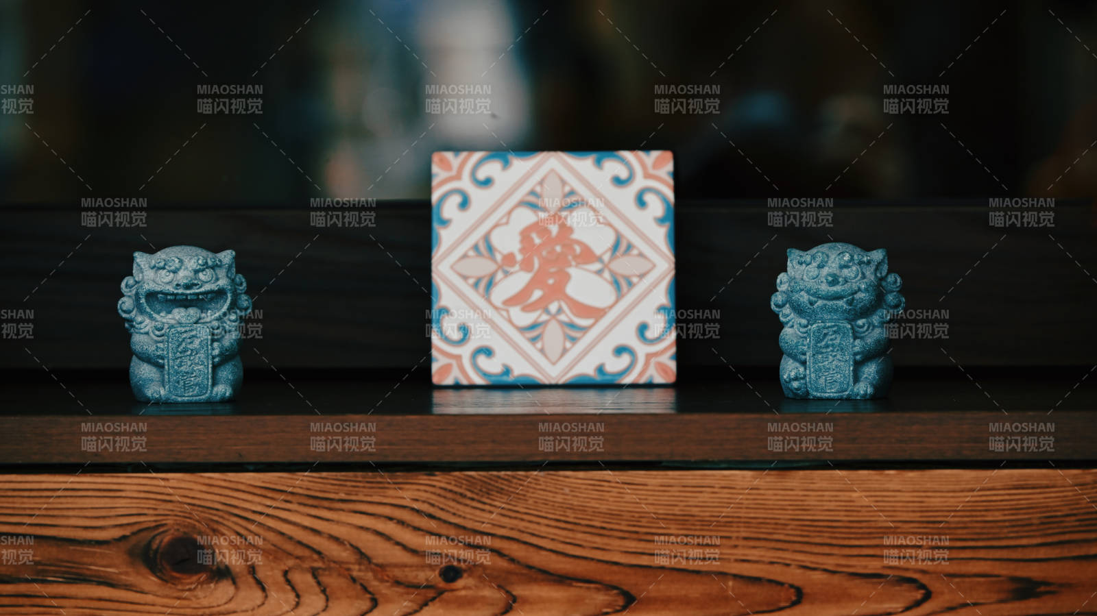 青瓷狮伴彩 tile 古韵木架陈设图片
