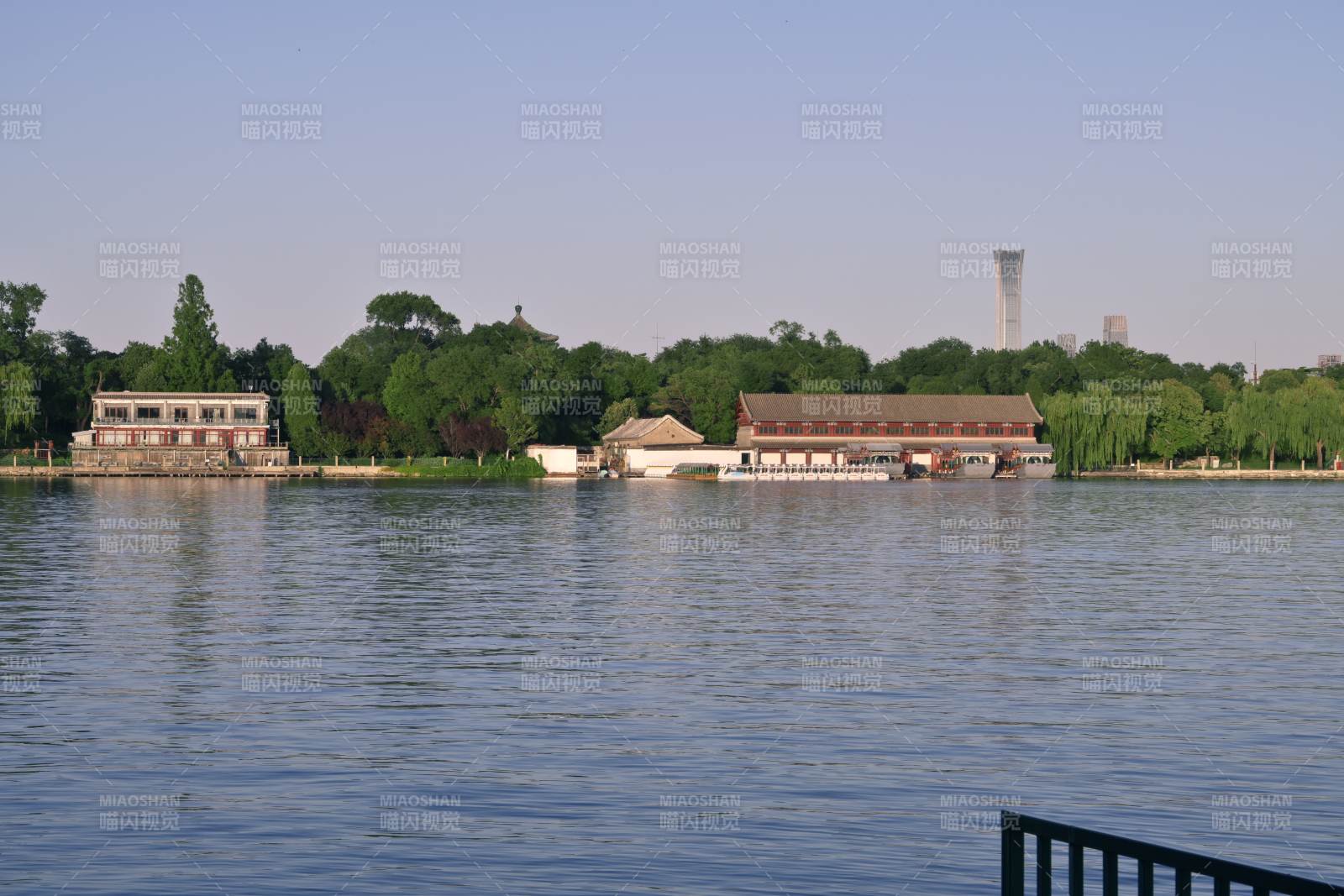 湖光掠影 古建映水图片