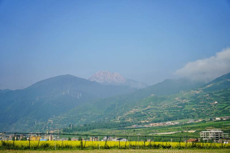 青山如黛 田野金黄图片