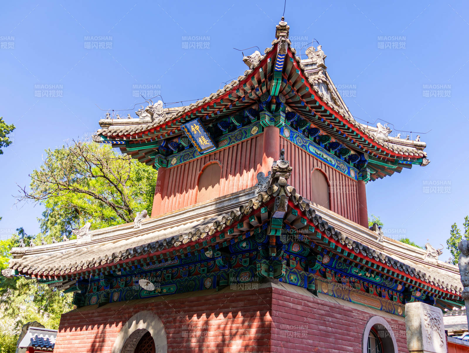 古塔红墙映蓝天法源寺图片