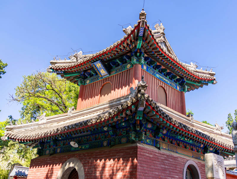 古塔红墙映蓝天法源寺图片
