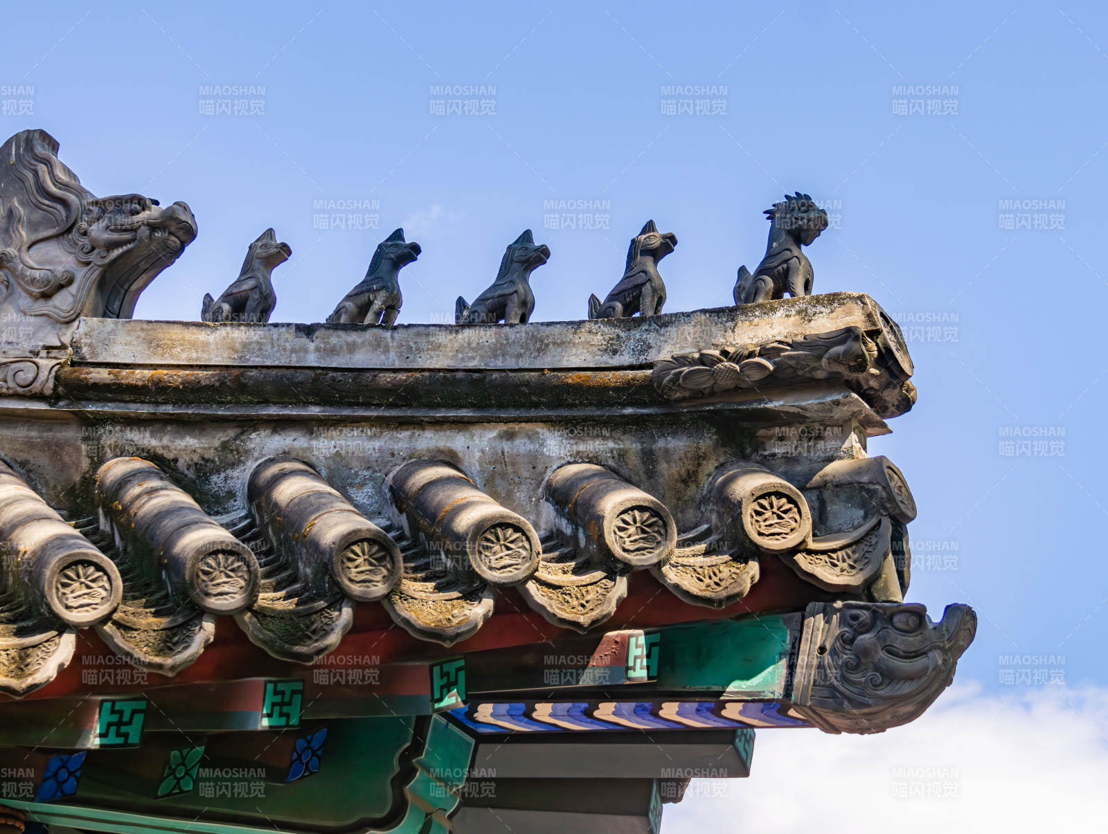 古建屋脊兽 蓝天映衬下威严灵动法源寺图片