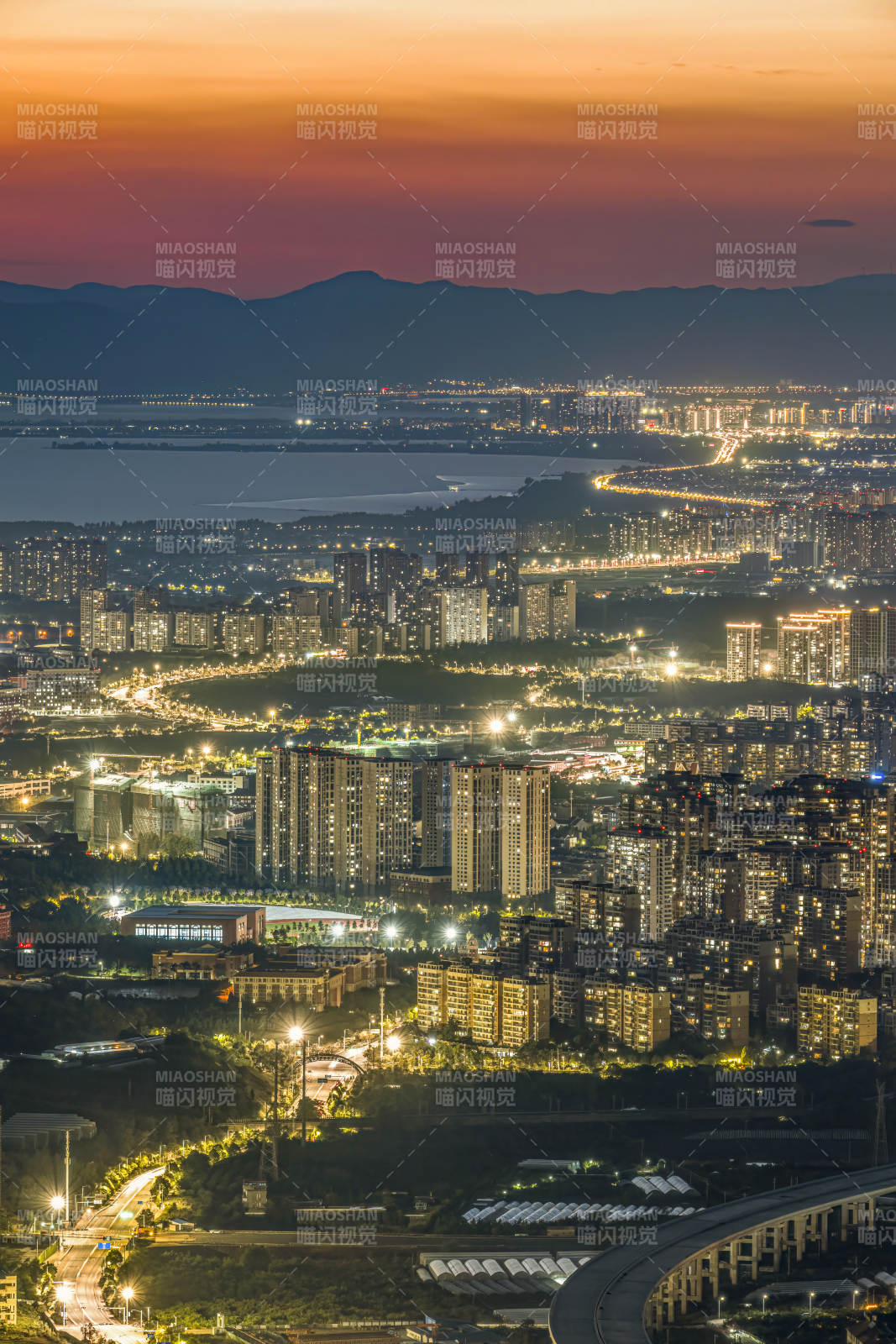 暮色城光 山海共辉图片
