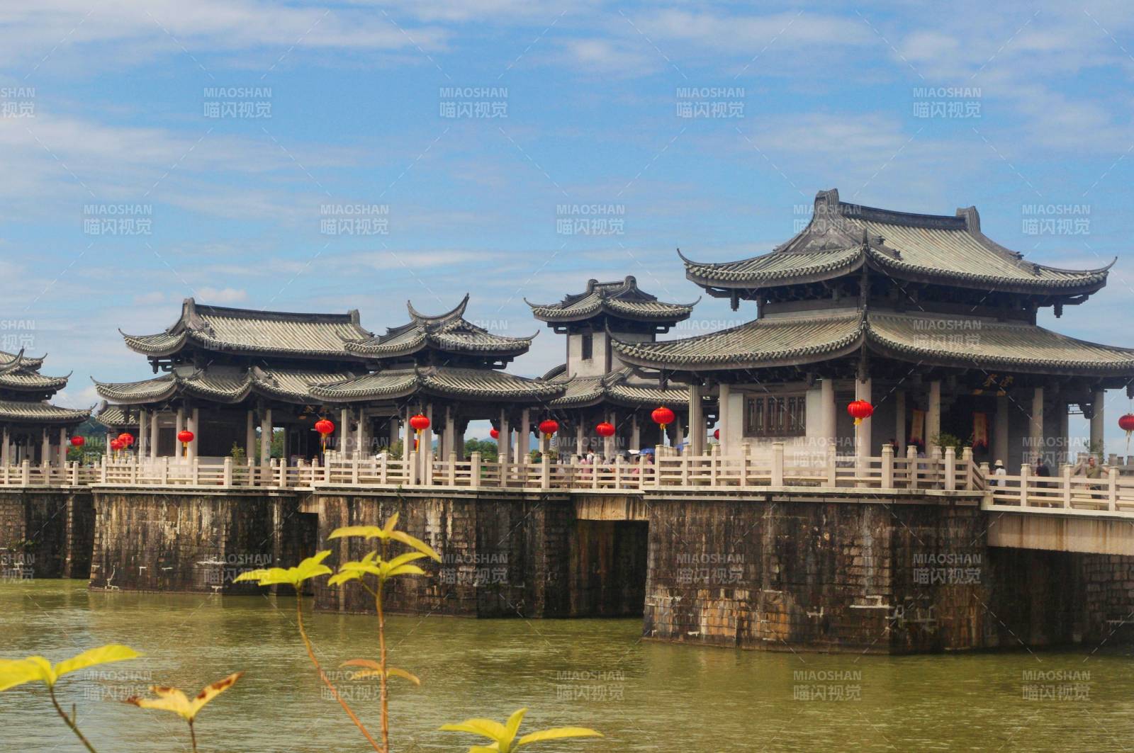 古桥亭台映水天图片