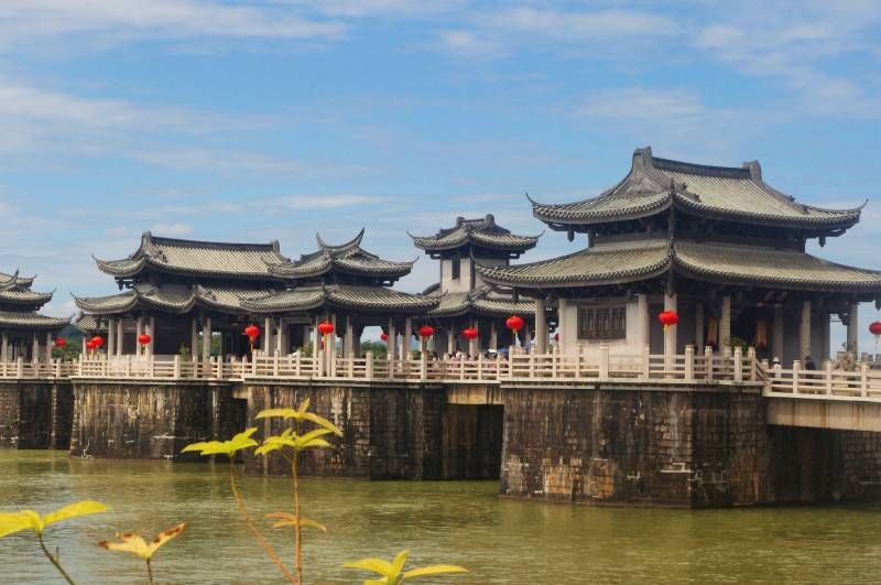 古桥亭台映水天图片
