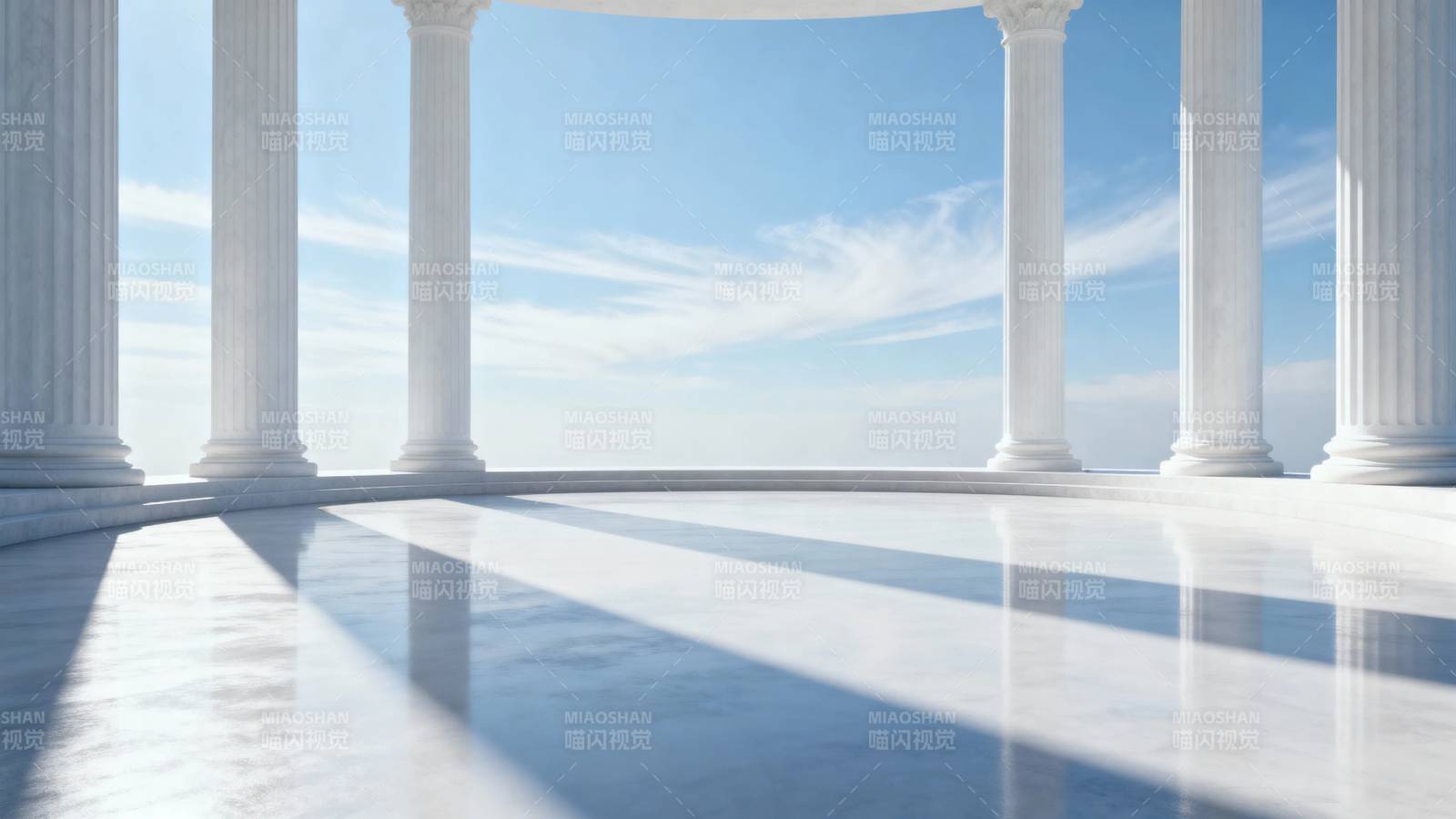 白色柱廊映蓝天图片