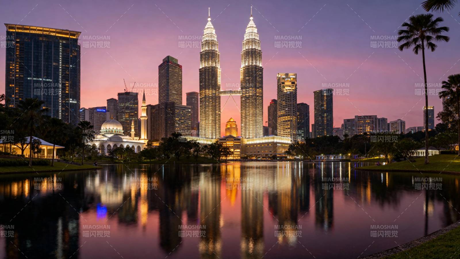 吉隆坡双子塔夜景倒影图片