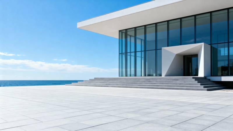 海边现代玻璃建筑图片