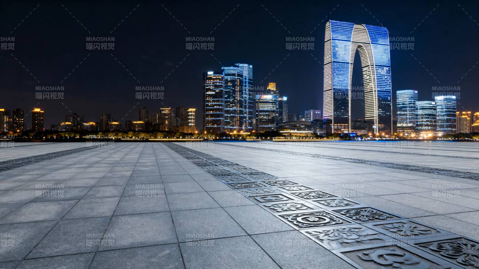 苏州夜景 东方之门璀璨夺目图片