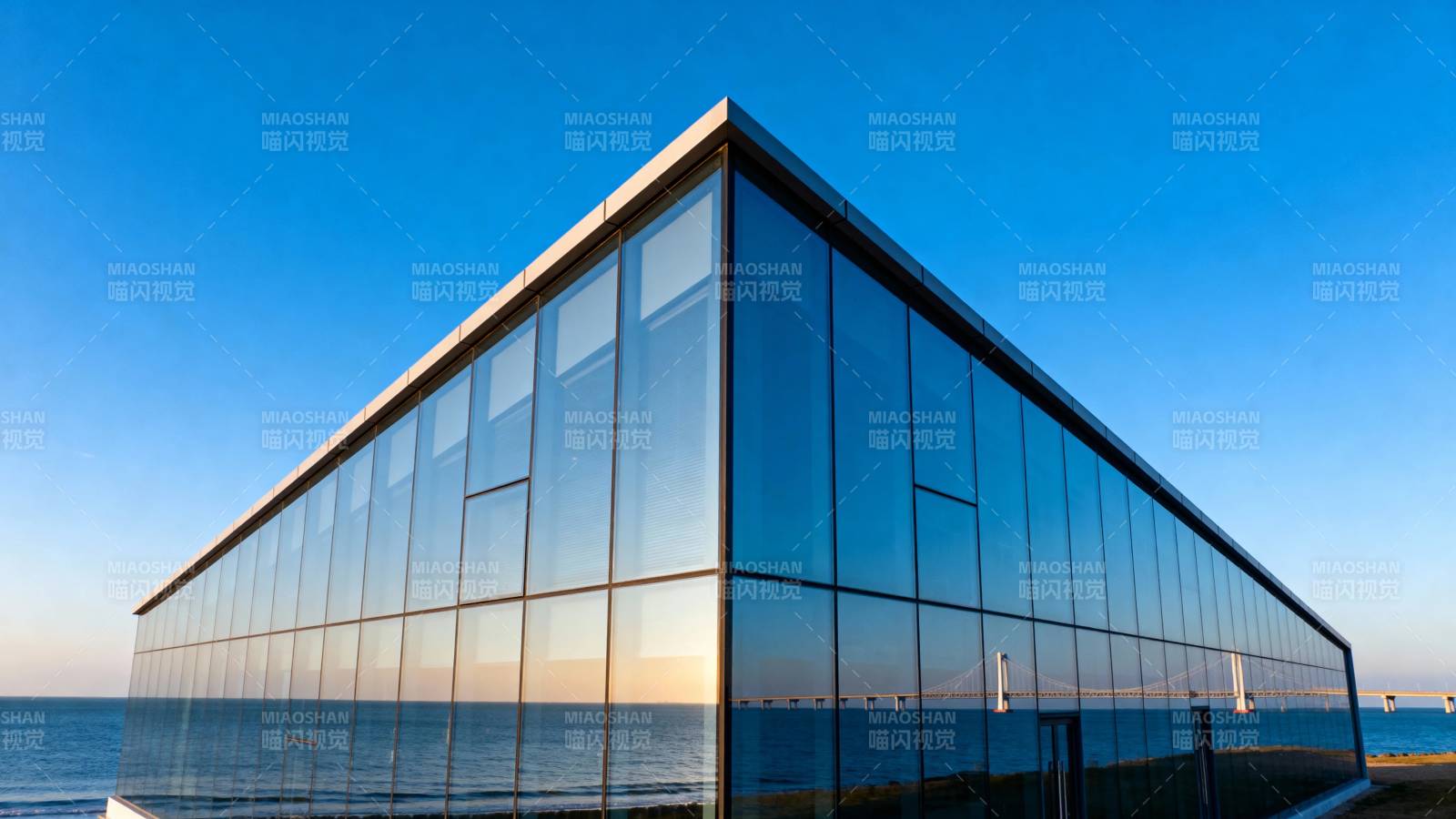 玻璃建筑映海天一色图片