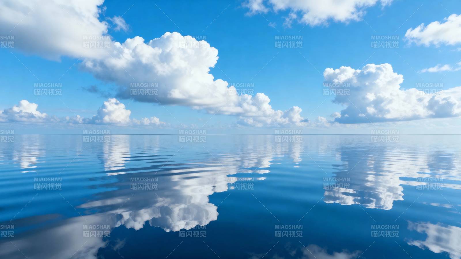 海天一色 云影倒映图片