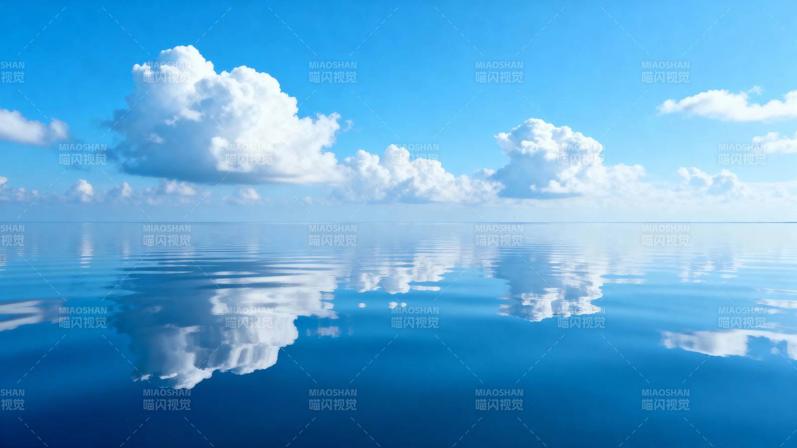 海天一色 云影倒映图片