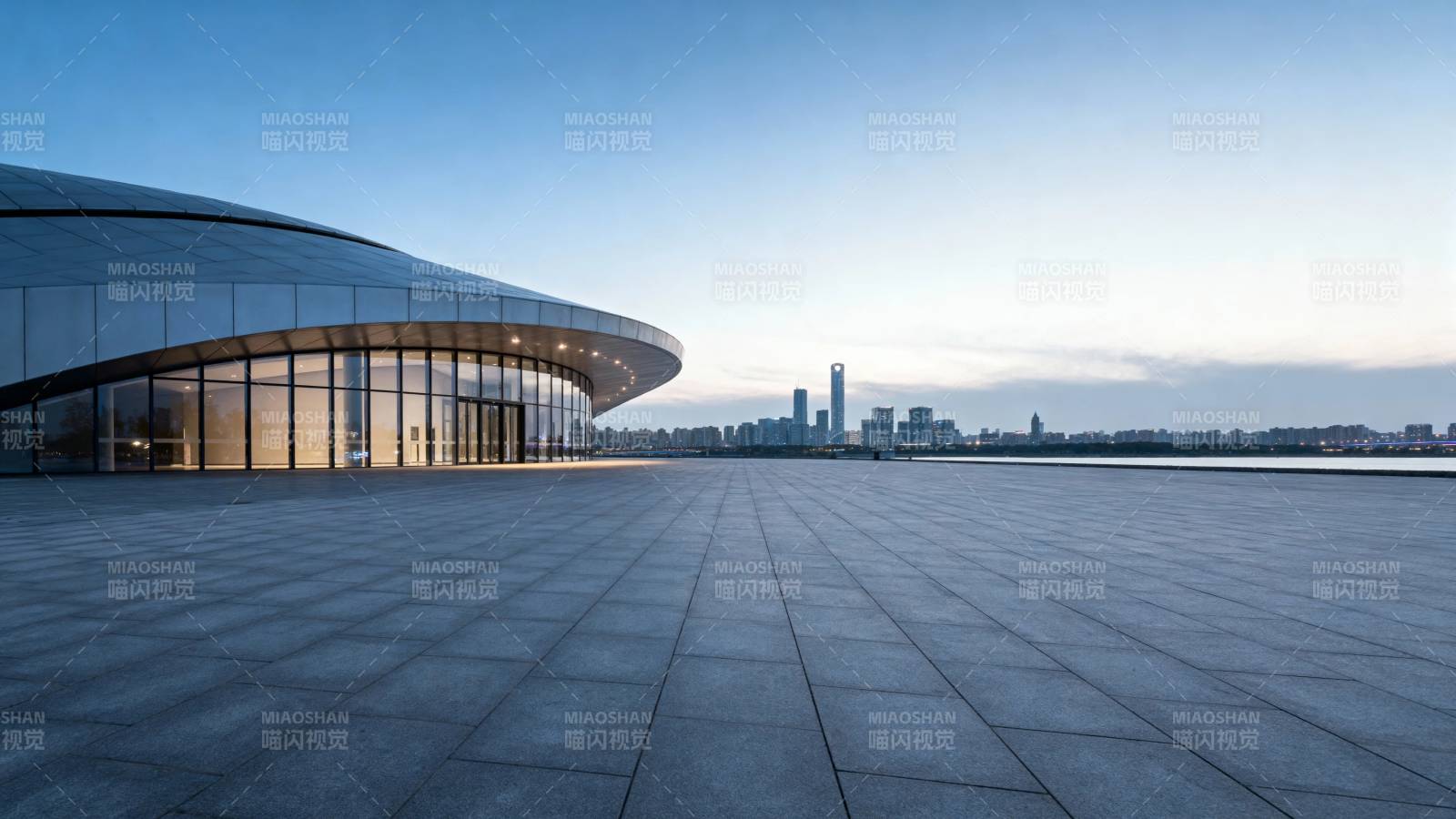 现代建筑临水黄昏景图片