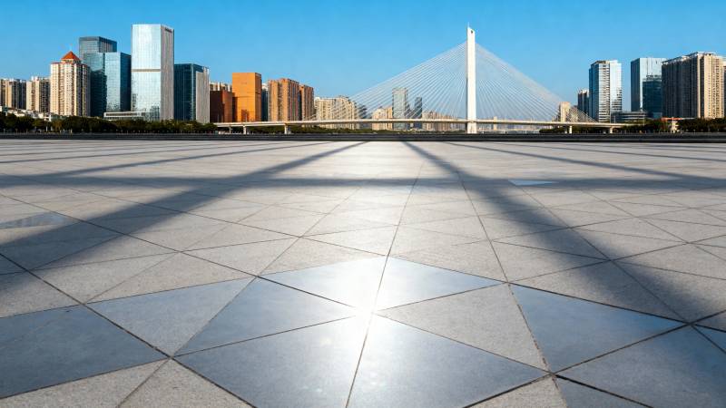 城市广场与斜拉桥风光图片