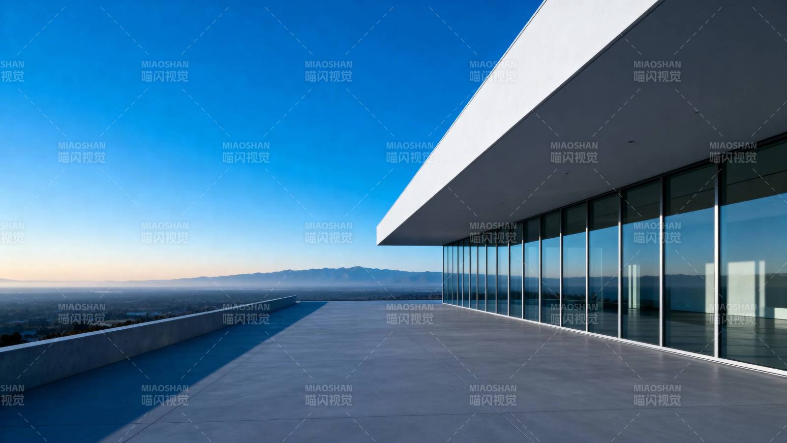 现代建筑露台 远眺山海天际线图片