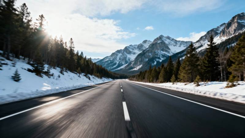 雪山公路 阳光洒落林间道图片