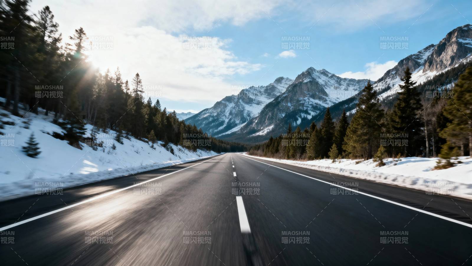 雪山公路 阳光洒落林间道图片