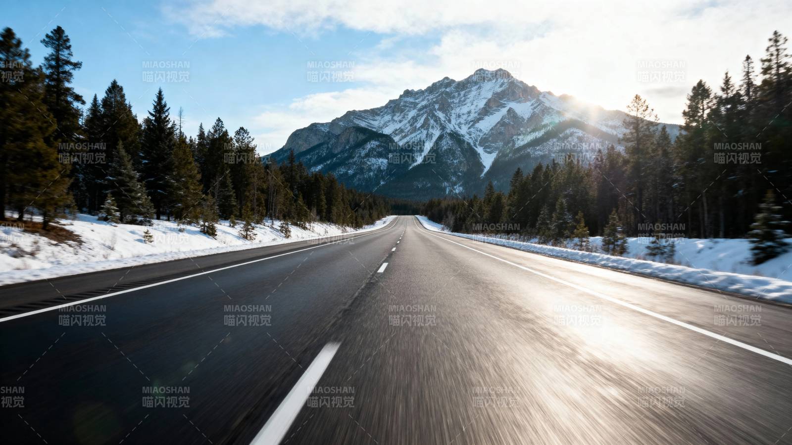 雪山公路 驰骋天地间图片
