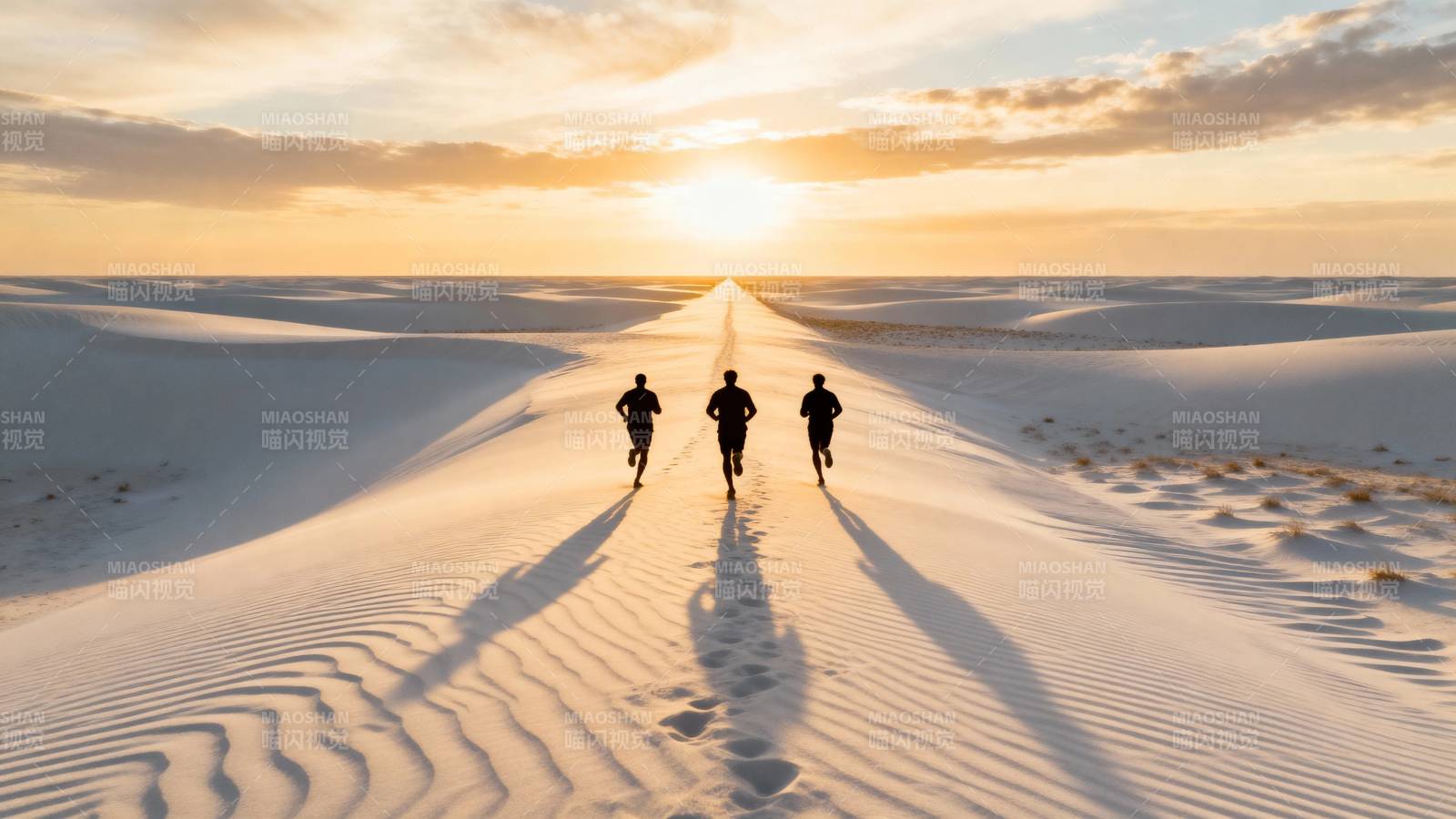 夕阳下三人沙海奔跑图片