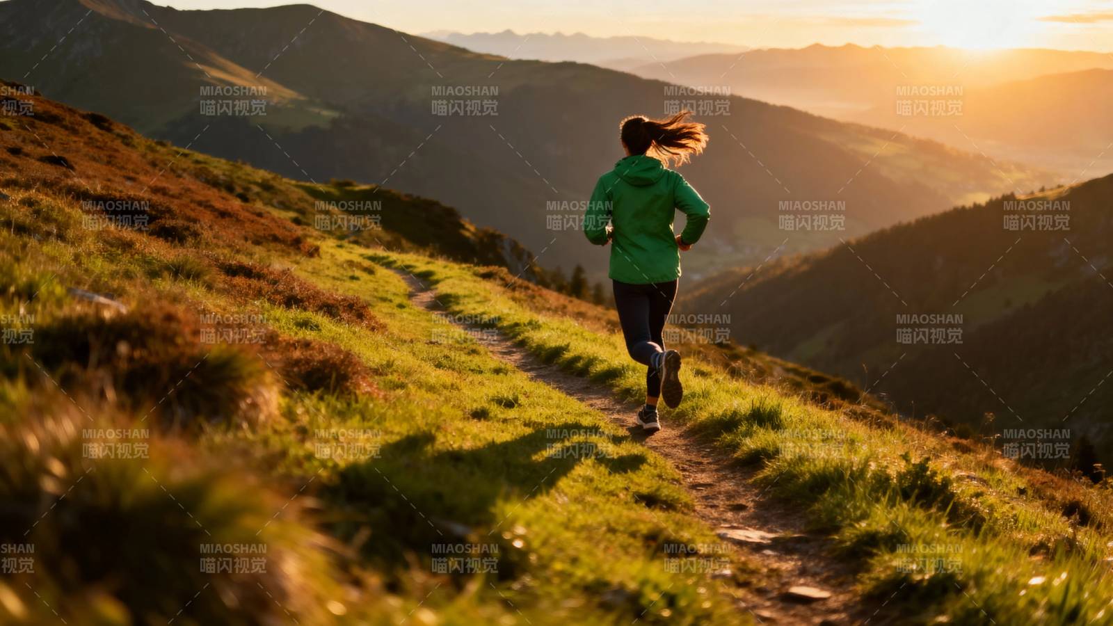 夕阳下奔跑的山野少女图片